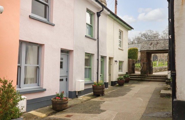 CHURCH COTTAGE, family friendly, with a garden in Chagford