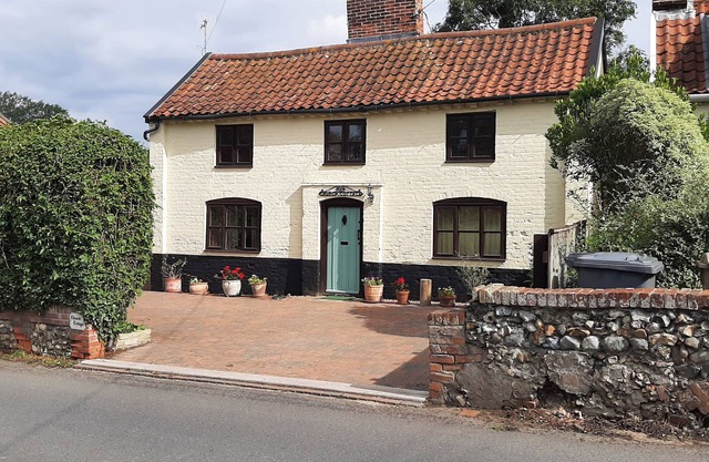 CHURCH COTTAGE, pet friendly, with open fire in Halesworth