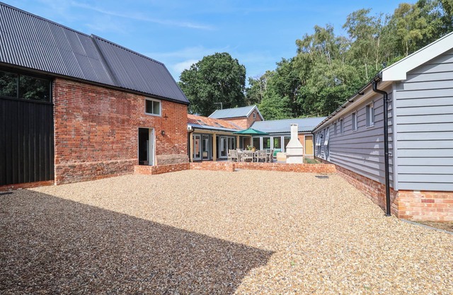 CHURCH FARM BARN, pet friendly, luxury holiday cottage in Westleton