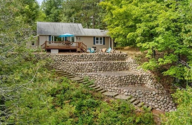 Chute Pond Chalet: Charming 4-Bed Lakefront Cottage on Chute Pond