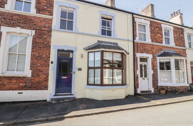 CHWECH, pet friendly, character holiday cottage in Menai Bridge