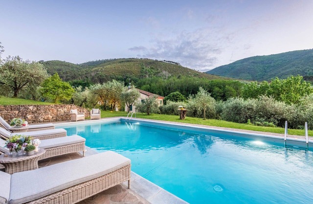 Citrus Charm Farmhouse, a Country Villa with Pool on the hills of Lucca