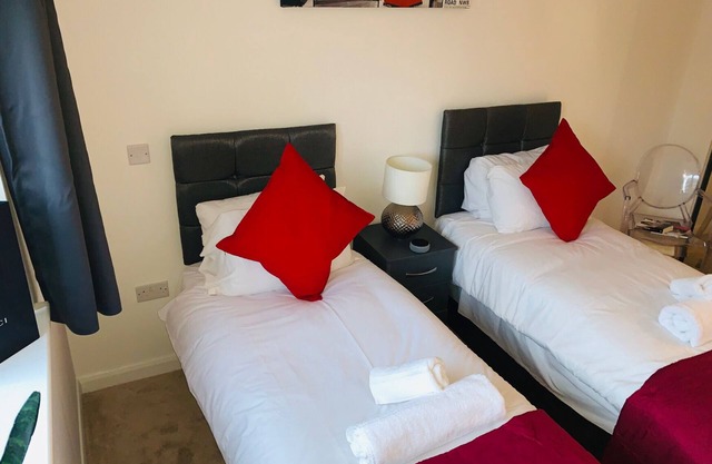 City Centre 2 Bed Apartment with free parking