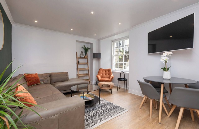 City centre apartment - 5 minute walk from the old town!