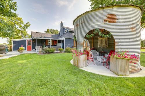 City Girl Farmhouse in Hudsonville with Hot Tub