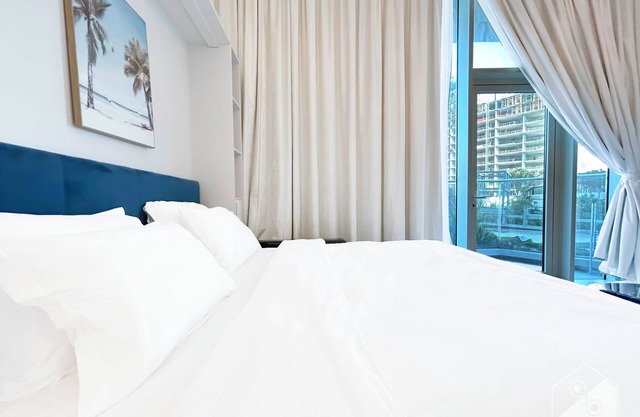 City Serenity: Modern Studio with Stunning Views