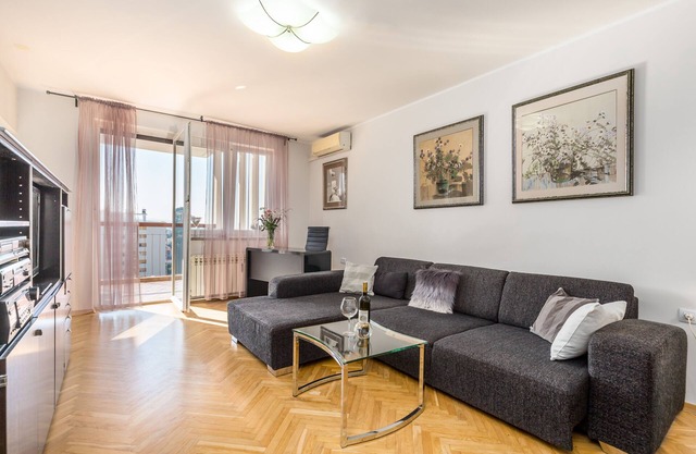 City View Apartment Rijeka, 5 people, balcony, free WiFi, great location