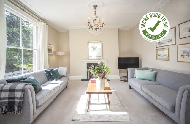 CITY VIEW - BATH - a 2 bed apartment that sleeps 4 guests in 2 bedrooms