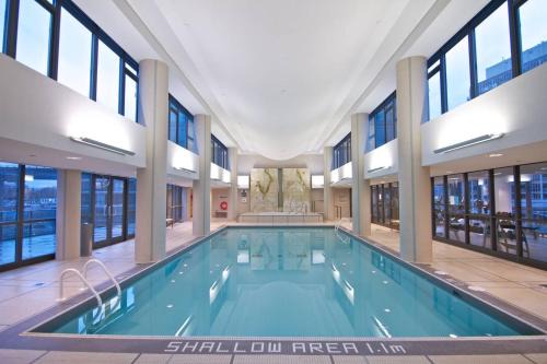 City View Towers - Steps to CN Tower - Pool & Hot tub - Free Parking