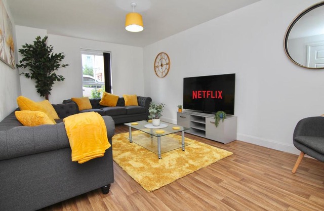 CityWharf Lodge - Fully Furnished Home With Free Parking, WiFi, Netflix