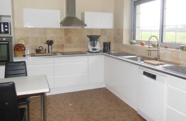 Claire room, king-size bed or twin beds, fast Wi-Fi, private bathroom with WC