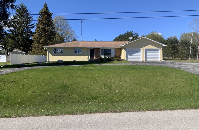 Clam Lake Access - sleeps 12. Close to Torch Lake. Between Bellaire and Alden