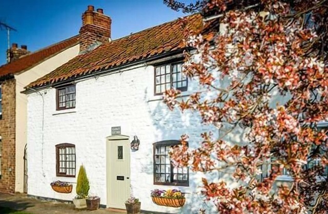 CLARA'S COTTAGE, pet friendly, with open fire in West Lutton