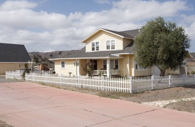 Classic 19th Century Architecture, Huge Space For Large Families.