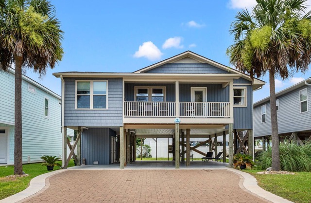 Classic 4BR Cherry Grove home w/elevator, full kitchen & short walk to beach