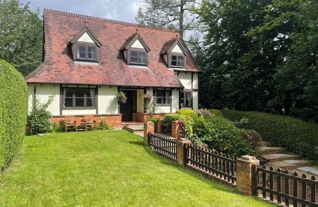 Classic Chilterns Cottage in lovely countrysiden
