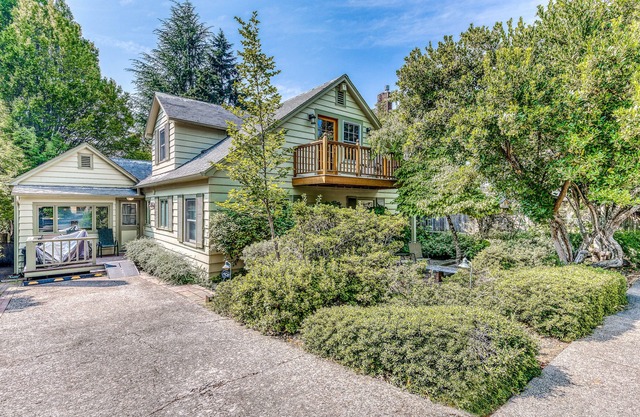 Classic, Dog-Friendly Home w/Free WiFi, a Washer/Dryer, & Enclosed Backyard