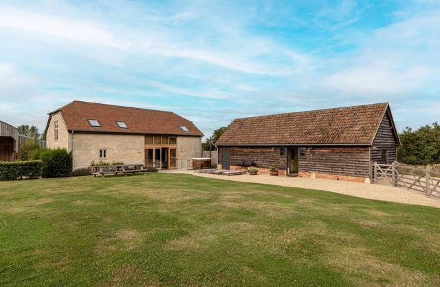 Classic Family Barn Conversion with hot tub - High & Little Barns