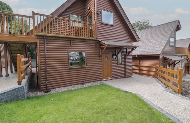 CLASSIC LODGE 16, family friendly, with pool in Dyserth