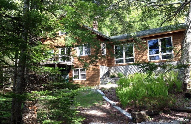 Classic Log Home on Pristine Maine Pond Kayaking Heaven, Loons, Bald Eagles