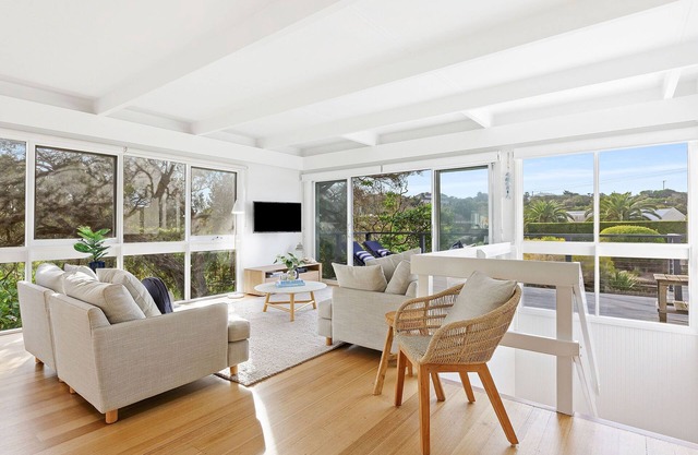 Classic, Portsea holiday home close to beaches and Village (sleeps 11)