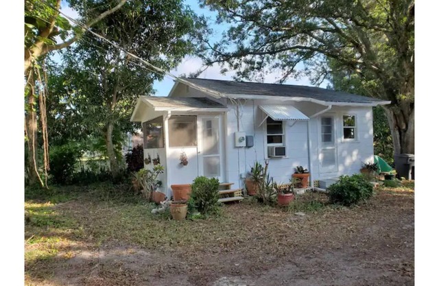 Classic Vintage Cottage near beach, shops, dining UTILITIES & INTERNET INCLUDED