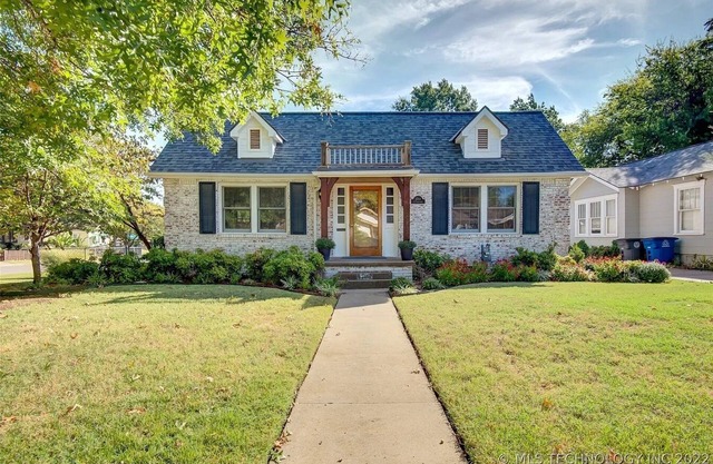 Classy home w/deck & fenced yard only 2 blocks from the fairgrounds!