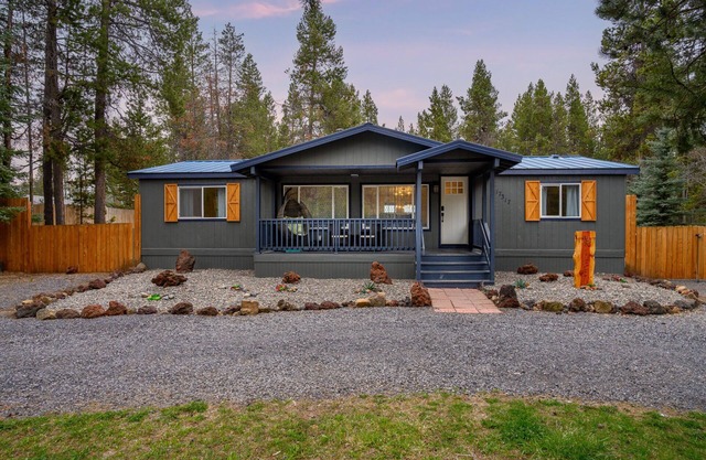 Clean and Bright Home with River Access, Kayaks and Bikes. Close to Mt Bachelor.