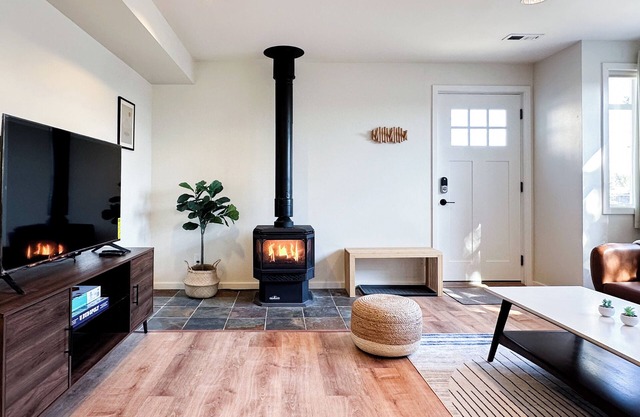 Clean and Charming Hilltop Guesthouse with 1-King bed, Central AC and Heating