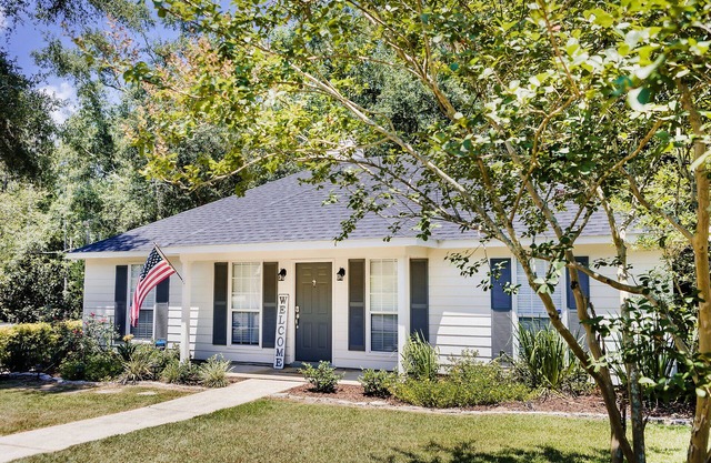 CLEAN and COMFY 3br/2ba home in Daphne, Near I-10, Mobile, Fairhope, Beaches!