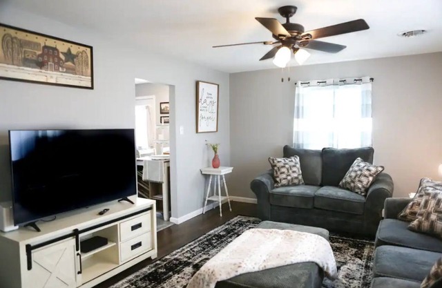 Clean and Cozy 2 BR home blocks away from downtown