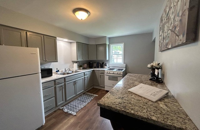 Clean and cozy 4 Bed, 2 Bath home- Sleeps 11- Close to university-