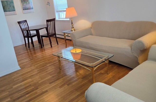 Clean, centrally located and updated condo, close to all NYC airports & MetLife
