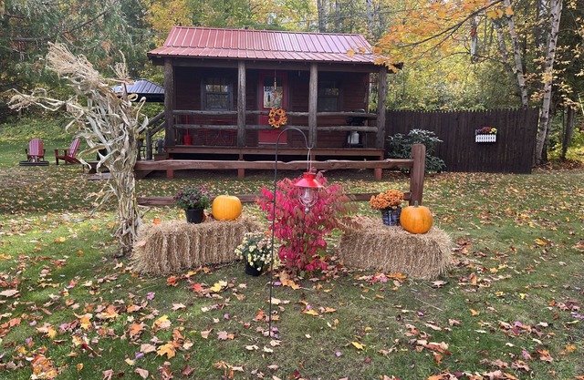 Clean & cozy couples cabin close to the Porcupine mountains~Rustic yet modern