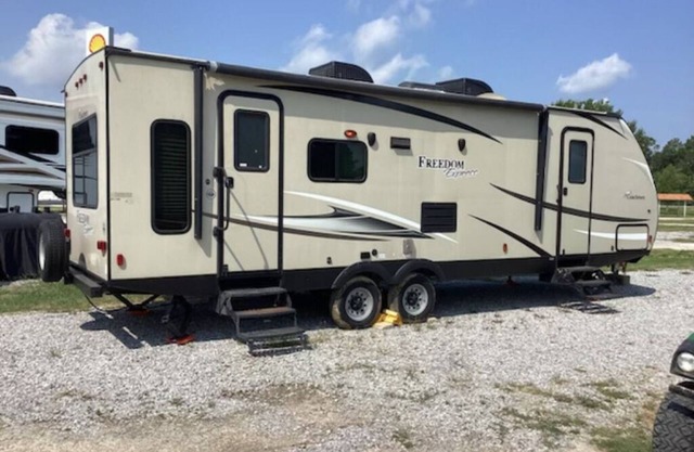 Clean, safe, and cozy RV located between Lafayette and Lake Charles.