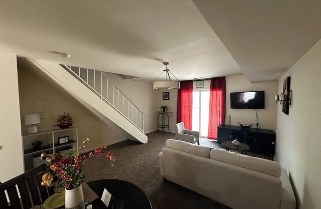 Clean, spacious Condo, Weekly Rental Discounts