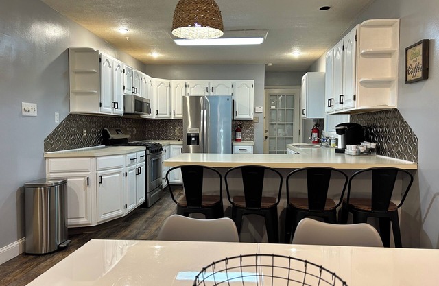 Clean Spacious Family Friendly Home Close to Historic Philadelphia 3 BR-sleeps 6
