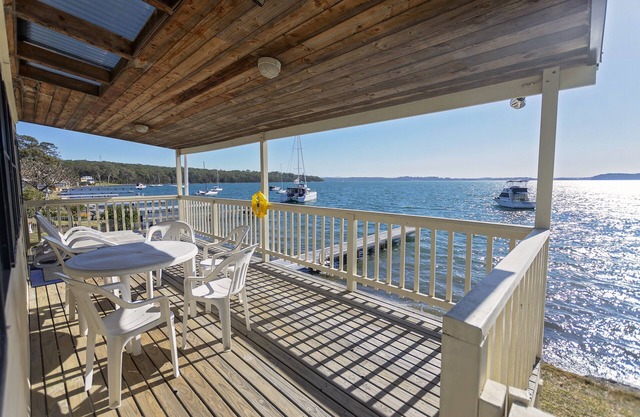 CLEARVIEW: A feel-good, sunny, north-facing waterfront lake house with jetty