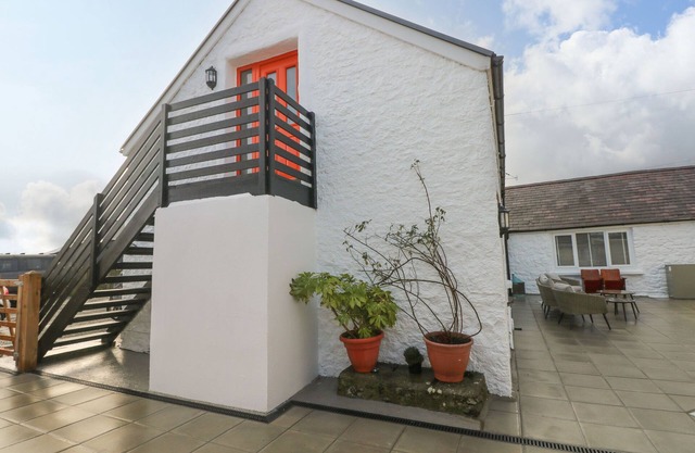 CLEMENTINE COTTAGE, pet friendly, with a garden in Manorbier