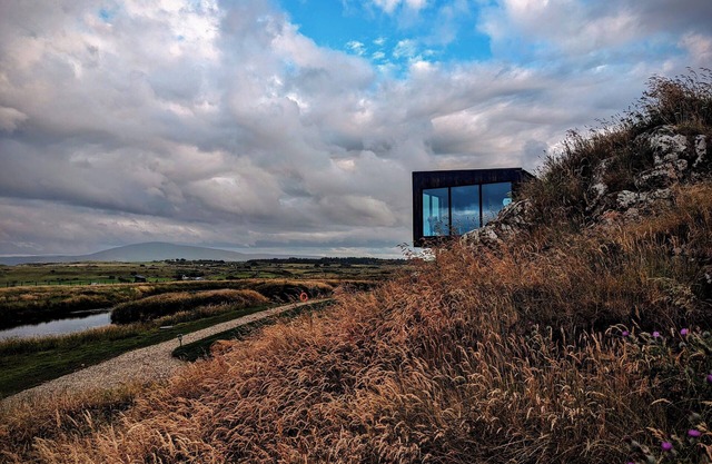 Cliff Top Retreat with Private Hot tub (Cab2)