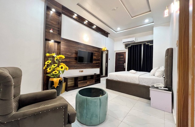Clique Court Hotel & Suite