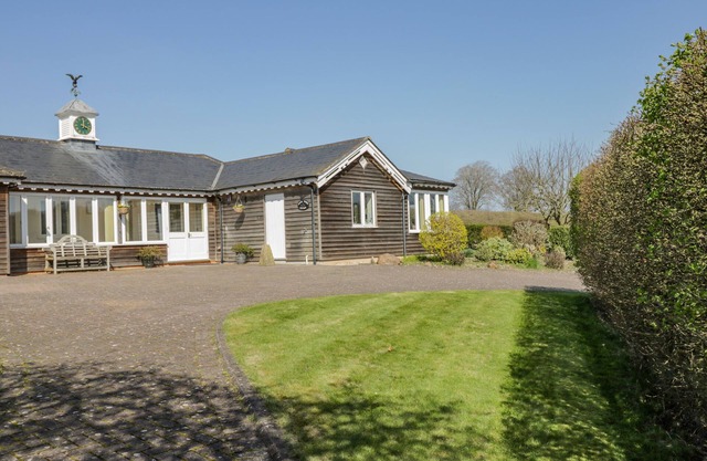 CLOCK TOWER COTTAGE, pet friendly, with a garden in Great Bedwyn
