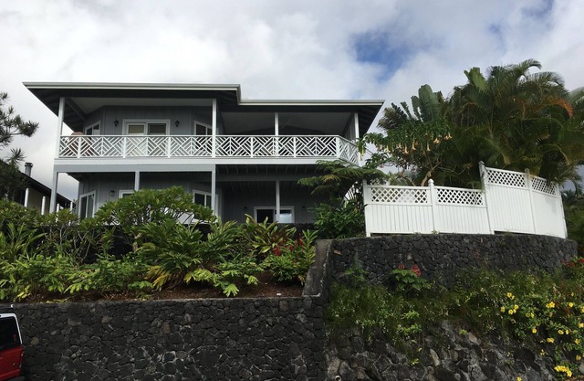 Close to airport and 15 minutes drive to downtown, really nice garden.