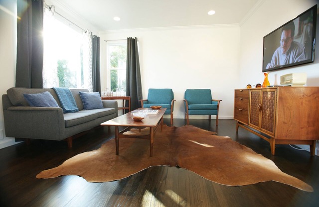 CLOSE TO BEACH! Family friendly. 2 Private outdoor Patios & Free parking