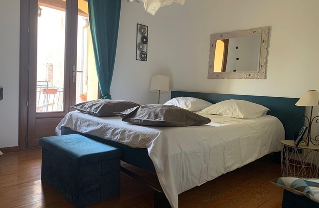 Close to Gréoux les bains, 1 bedroom for 2 + a small one for 1 and the swimming pool!