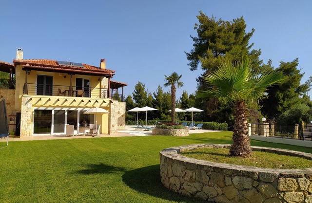 Close to the beach, fantastic sea views, heated private pool