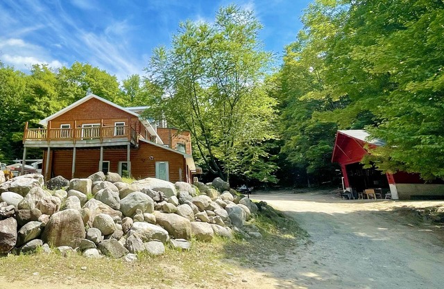 Close to Torch Lake. Event and Sports Barn. Great golf nearby. Sleeps 13+. Bunks