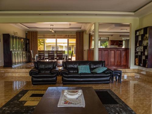 Close to Ziwa Rhino Sanctuary- Butiti Ranch B&B Stay