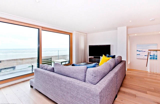 Cloudbreak - a beachfront property that sleeps 6 guests in 3 bedrooms