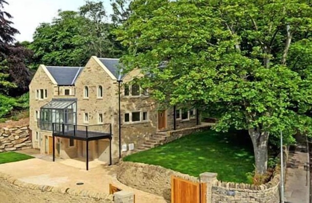 CLOUDS HILL, family friendly, luxury holiday cottage in Almondbury